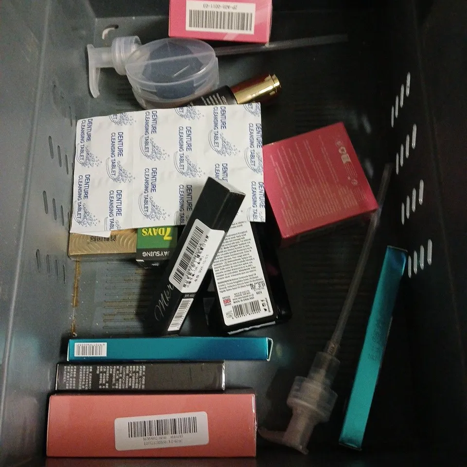 APPROXIMATELY 20 ASSORTED HEALTH & BEAUTY PRODUCTS TO INCLUDE GIVE ME GLAZED LIP OIL, BELLESA LUBRICANT, WILD MINT CALM BALM, ETC