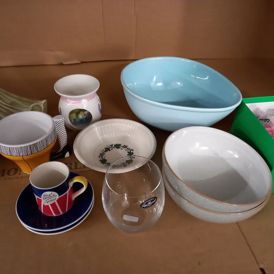 LOT OF ASSORTED CERAMIC AND GLASS ITEMS TO INCLUDE CUPS, BOWLS AND FOOD DISHES - COLLECTION ONLY