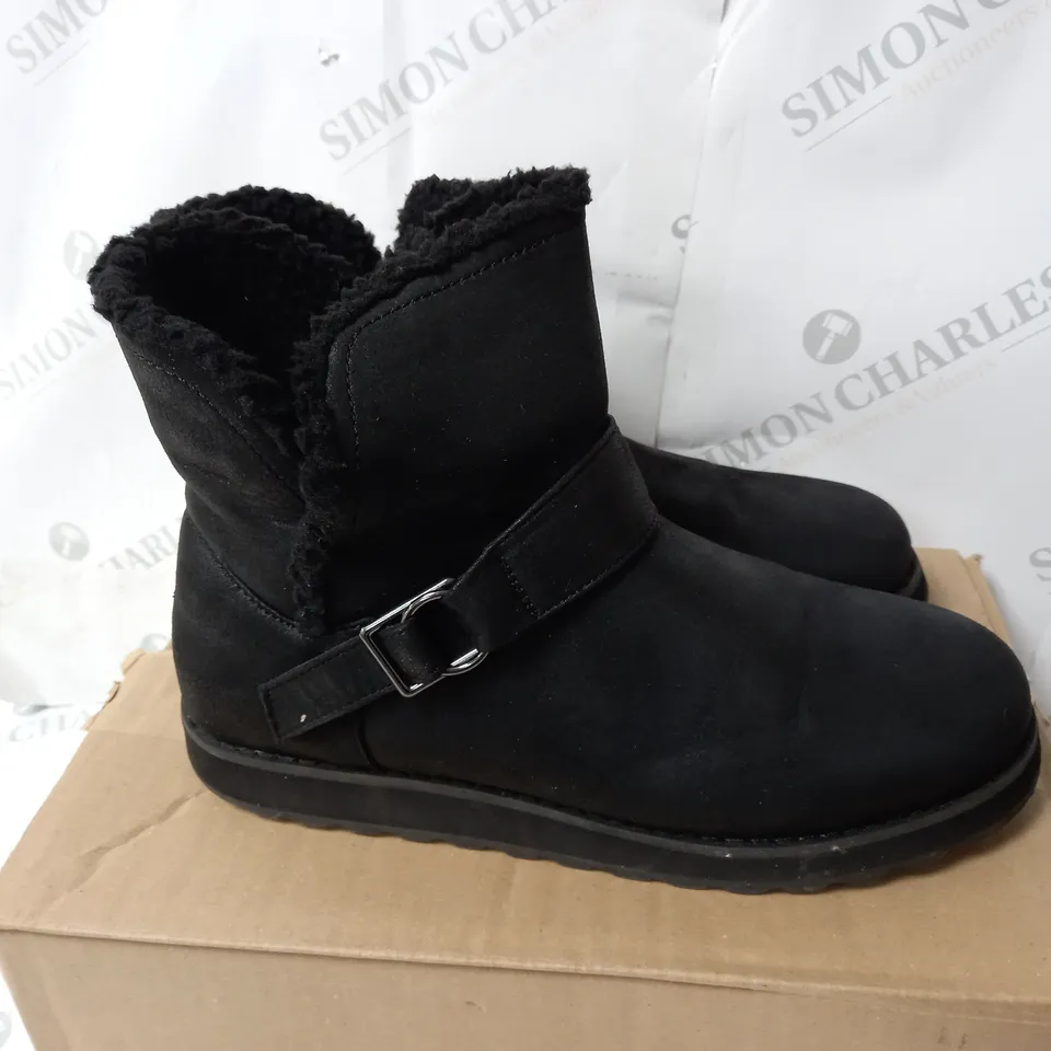 BOXED PAIR OF SKECHERS CABIN FEELS BOOTS BLACK SIZE 7
