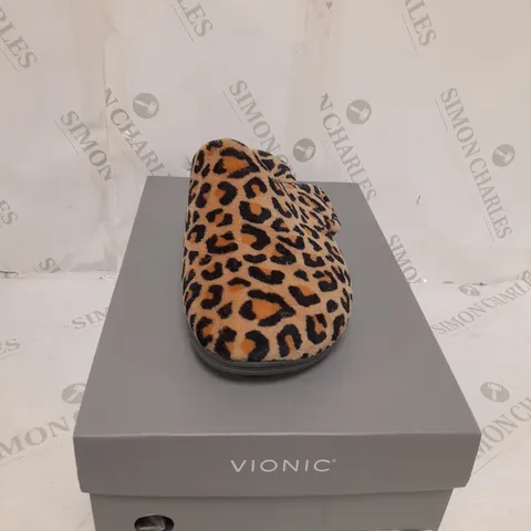 VIONIC FAUX FUR LEOPARD PRINT LOAFERS SIZE 6