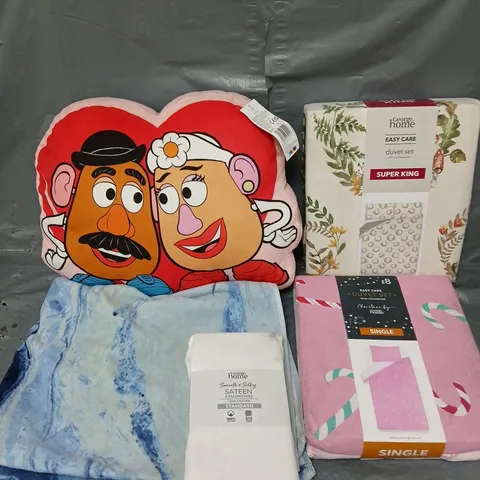 BOX OF APPROXIMATELY 10 ASSORTED BEDDING & SOFT FABRICS ITEMS TO INCLUDE - CUSHION - TOWEL - SUPER KING DUVET SET - ETC