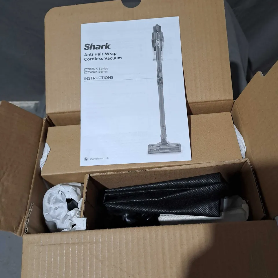 BOXED SHARK ANTI HAIR WRAP CORDLESS VACUUM