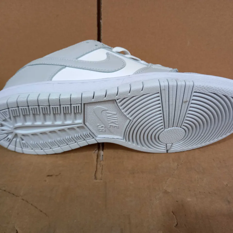 PAIR OF DESIGNER SHOES IN THE STYLE OF NIKE IN WHITE/GREY UK SIZE 7