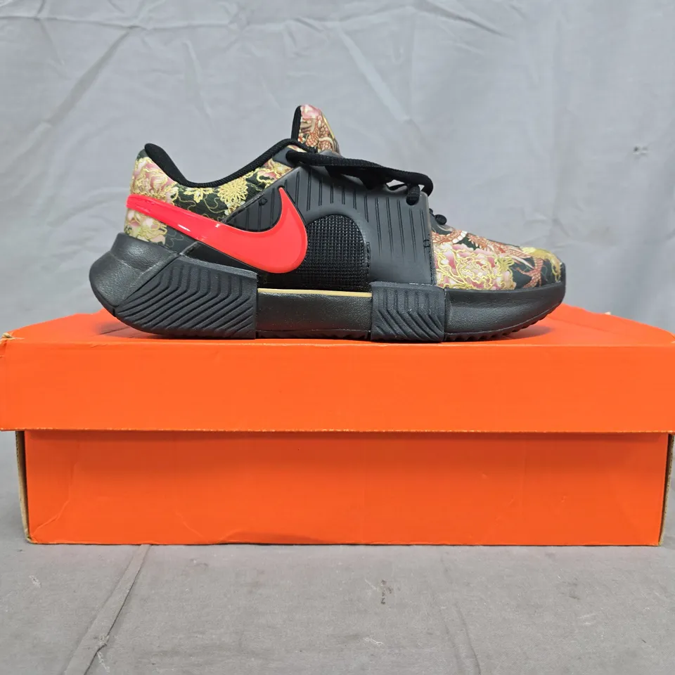 BOXED PAIR OF NIKE ZOOM GP CHALLENGE 1 'NAOMI OSAKA' TENNIS SHOES IN BLACK/BLUE/RED W. FLORAL DRAGON PATTERN SIZE UK 3.5