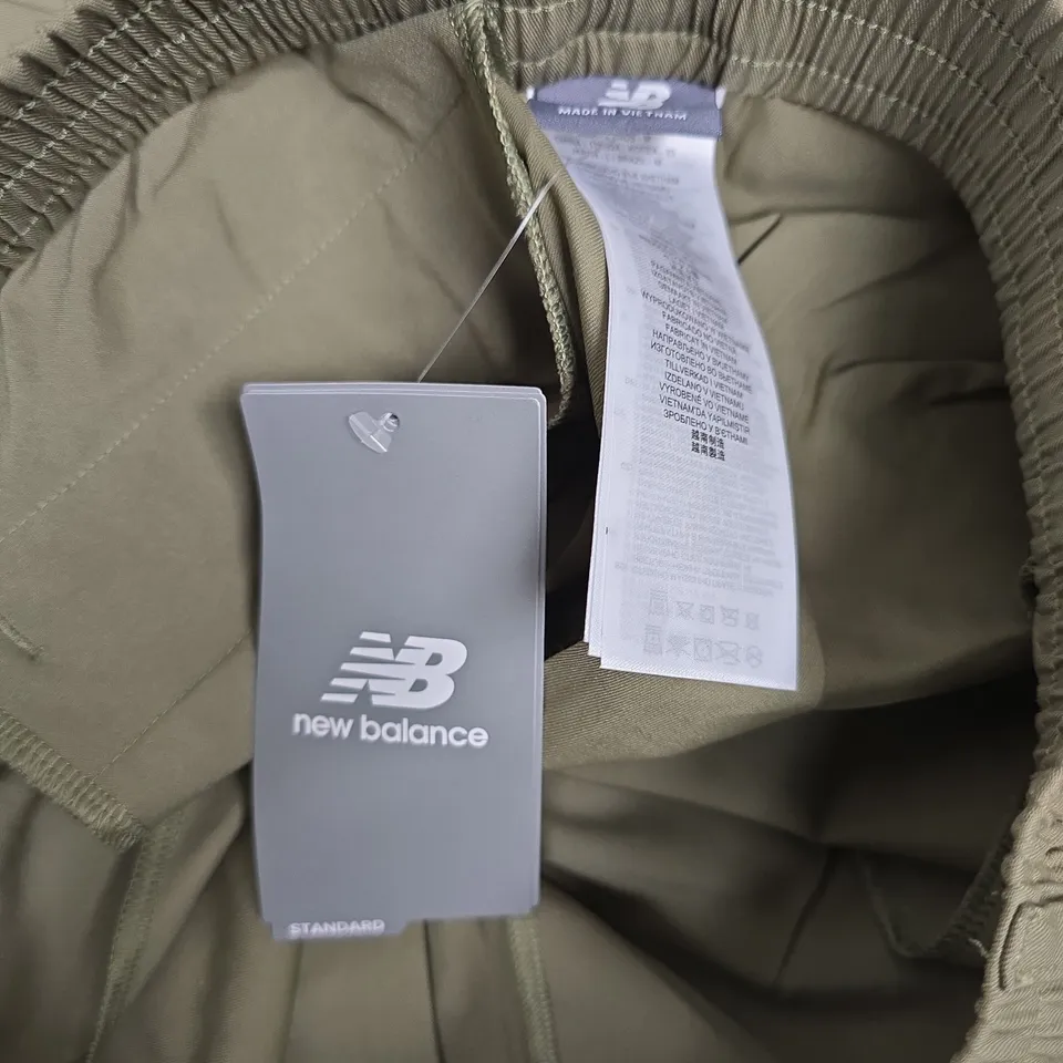 NEW BALANCE ATHLETICS STANDARD TAPERED PANTS IN KHAKI - MEDIUM