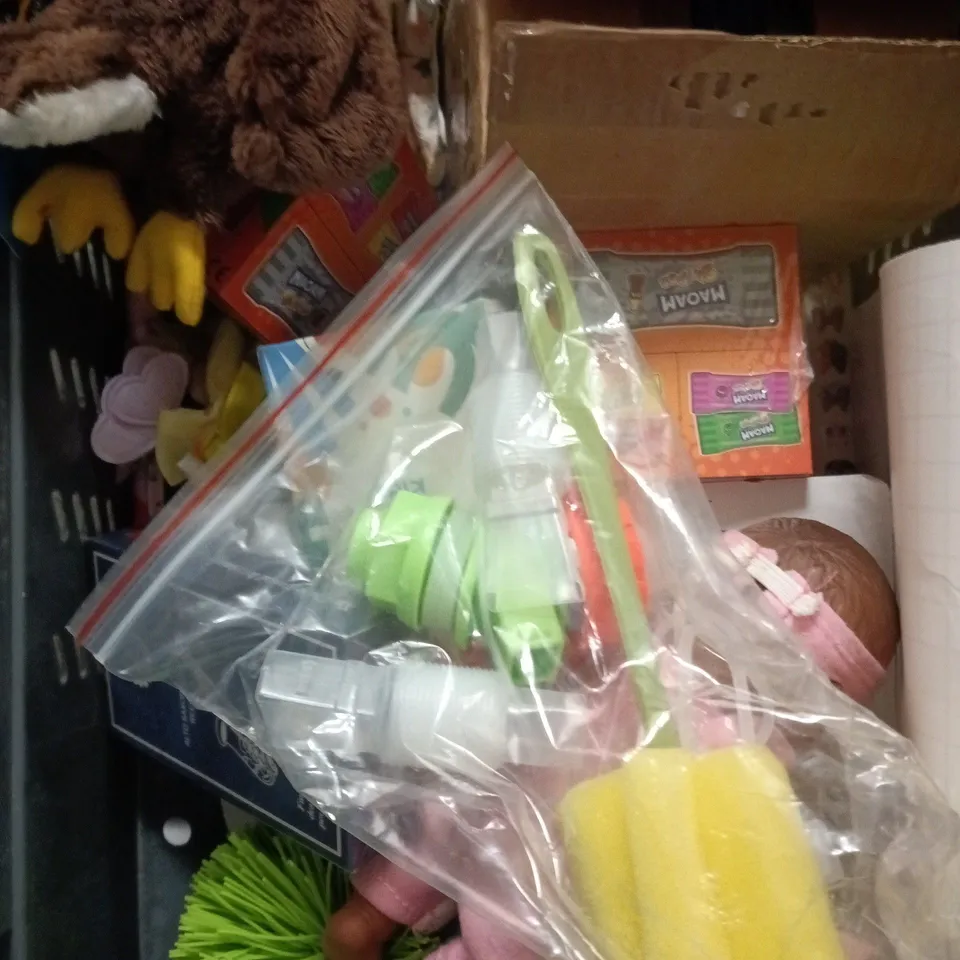 APPROXIMATELY 10 ASSORTED TOYS & GAMES PRODUCTS TO INCLUDE STATIONARY SET, FIGURINES, PLUSH TOY ETC  