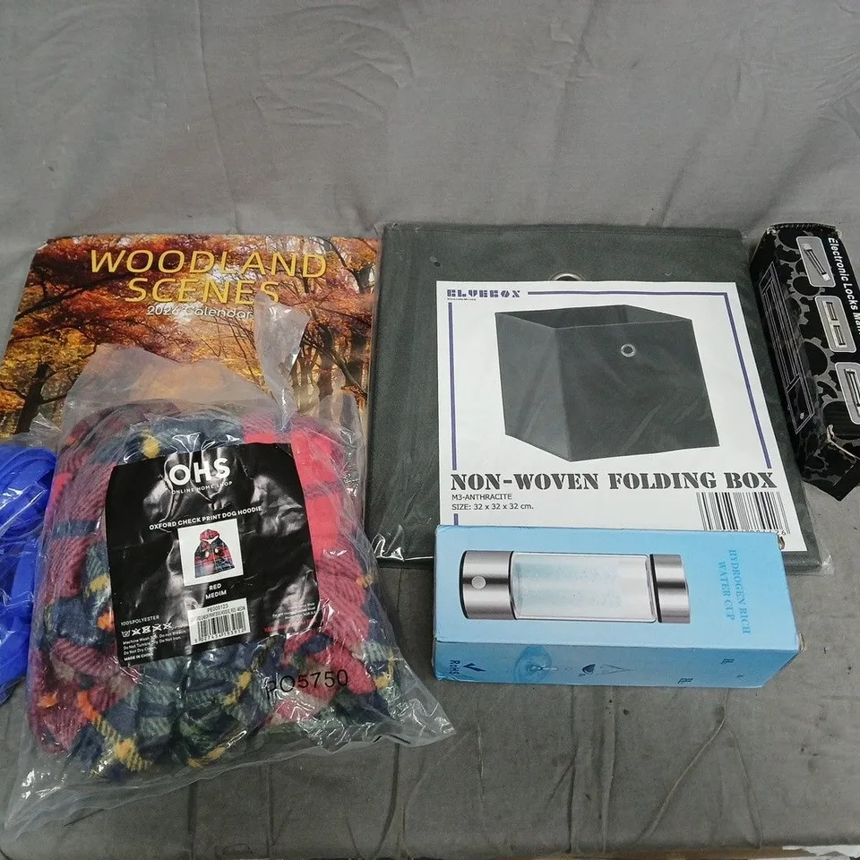 APPROXIMATELY 20 ASSORTED HOUSEHOLD PRODUCTS TO INCLUDE NON-WOVEN FOLDING BOX, WOODLAND SCENES 2026 CALENDER, HYDROGEN RICH WATER CUP, ETC - COLLECTION ONLY