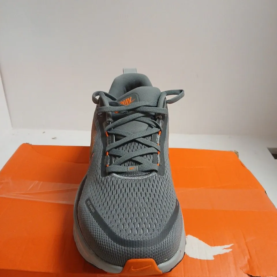 BOXED PAIR OF NIKE VOMERO 18 RUNNING SHOES - GREY/ORANGE, MEN'S UK 10.5