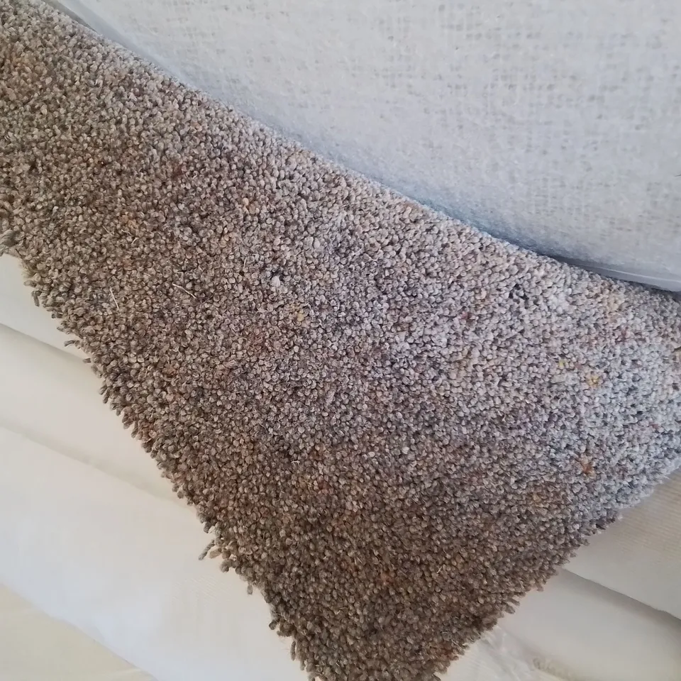 ROLL OF TUDOR TWIST CLASSIC CORNFLOUR CARPET APPROXIMATELY 5X9M