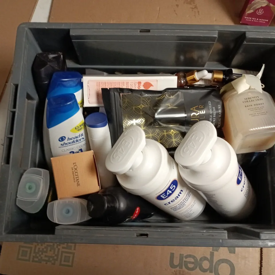 APPROXIMATEY 20 ASSORTED HEALTH AND BEAUTY PRODUCTS TO INCLUDE LUARA GELLER BAKED FULL FACE BASICS, LAURA ASHLEY HAND & NAIL CREAM, SERENITY COLLECTION BATH HONEY ETC 