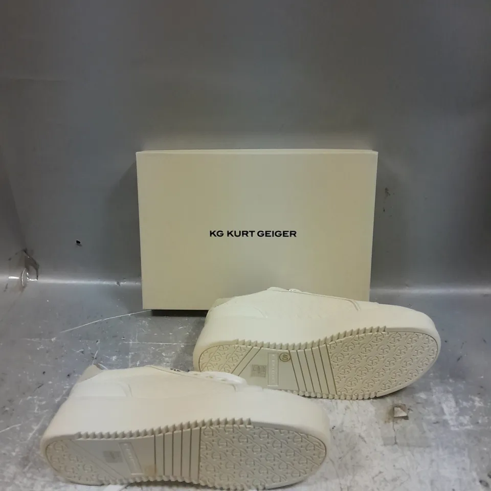 BOXED PAIR OF KURT GEIGER LIGHTER WEAVE WHITE SNEAKERS SIZE 40 