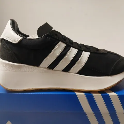 BOXED PAIR OF ADIDAS ORIGINALS COUNTRY XLG J SNEAKERS – UK 3