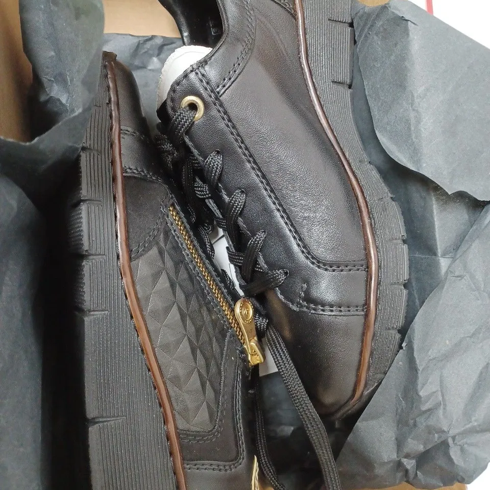 BOXED RIEKER ANTISTRESS TRAINERS, BLACK - SIZE 4 