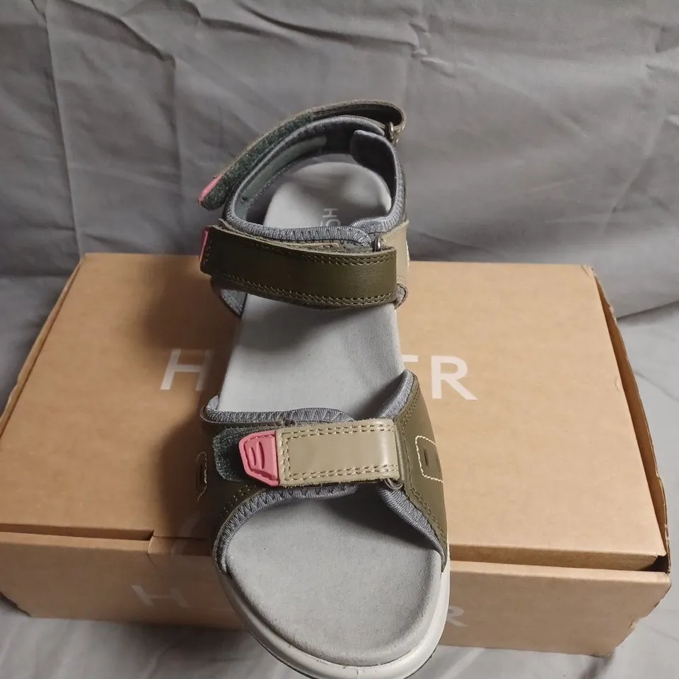 BOXED PAIR OF HOTTER OLIVE GREEN SANDALS WITH PINK ACCENTS – UK SIZE 7.5