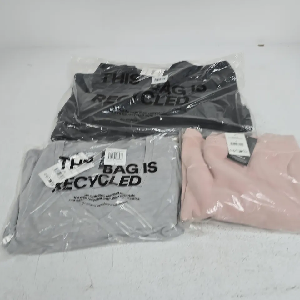 APPROXIMATELY 20 ASSORTED CLOTHING ITEMS IN VARIOUS SIZES, COLOURS & STYLES TO INCLUDE SHOULDER SWEATSHIRT, BAGGY DENIM SHORTS, ULTRA SOFT PLUNGE LONG SLEEVE, ETC