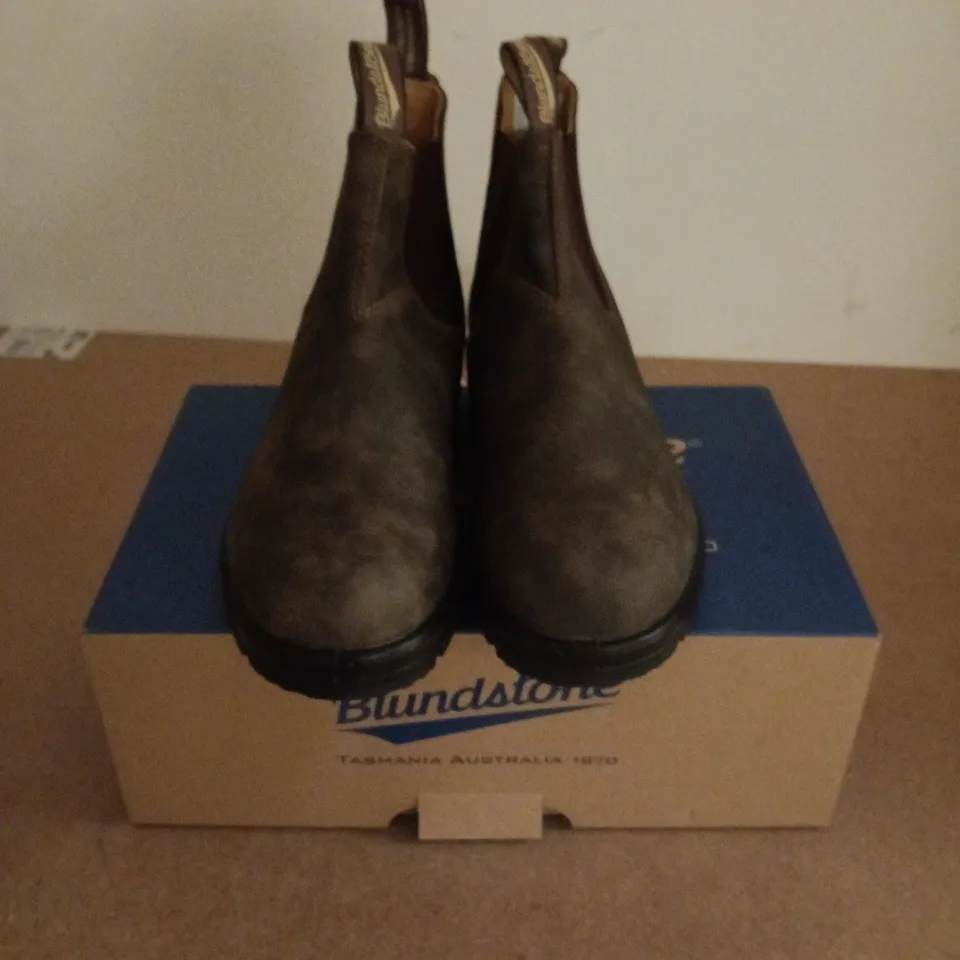 BOXED PAIR OF BLUNDSTONE ELASTIC SIDED BOOT LINED IN BROWN - UK 8.5