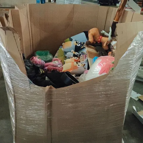 PALLET OF ASSORTED HOUSEHOLD AND CLOTHING ITEMS TO INCLUDE KIDS ROLLER SKATES, TOWEL BAIL AND LARGE DESSERT PLUSHIE