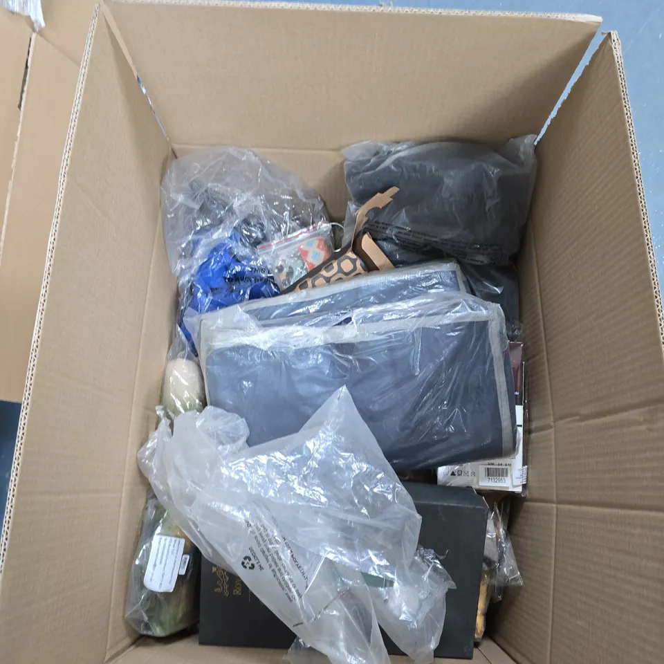 BOX OF APPROXIMATELY 20 ASSORTED ITEMS TO INCLUDE: SPORT SOCKS AND BLACK GILLET 