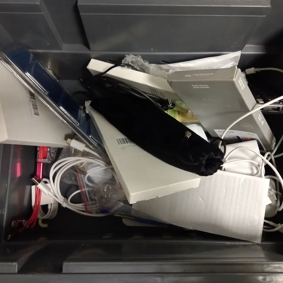 APPROXIMATELY 20 PHONE ACCESSORIES AND ELECTRICALS TO INCLUDE TEMPERED GLASS SCREEN PROTECTORS, POWER BANKS, CABLES, ETC