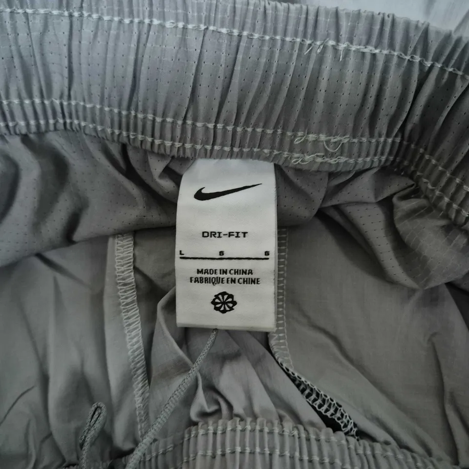 NIKE DRI-FIT SHORTS IN GREY - LARGE