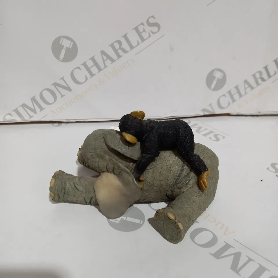 TUSKERS ELEPHANTS - 90886 - HENRY AND TAKA THE CHIMP 'PEACE AT LAST