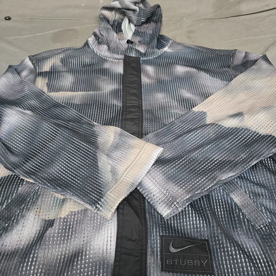 STUSSY WINDBREAKER JACKET – GREY/BLUE PATTERN - SIZE SMALL