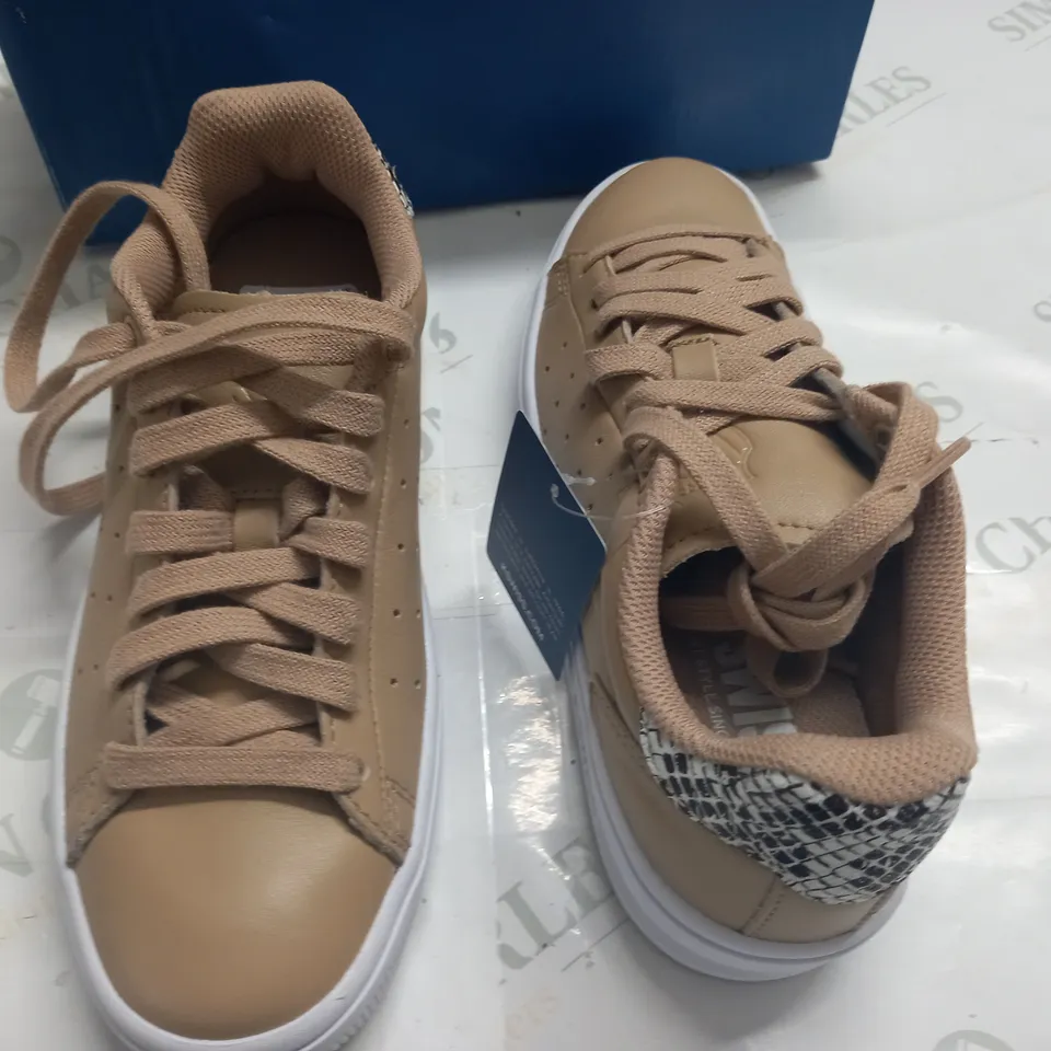 BOXED PAIR OF K.SWISS COURT FRASCO WOMENS TRAINERS IN NOUGAT - 4