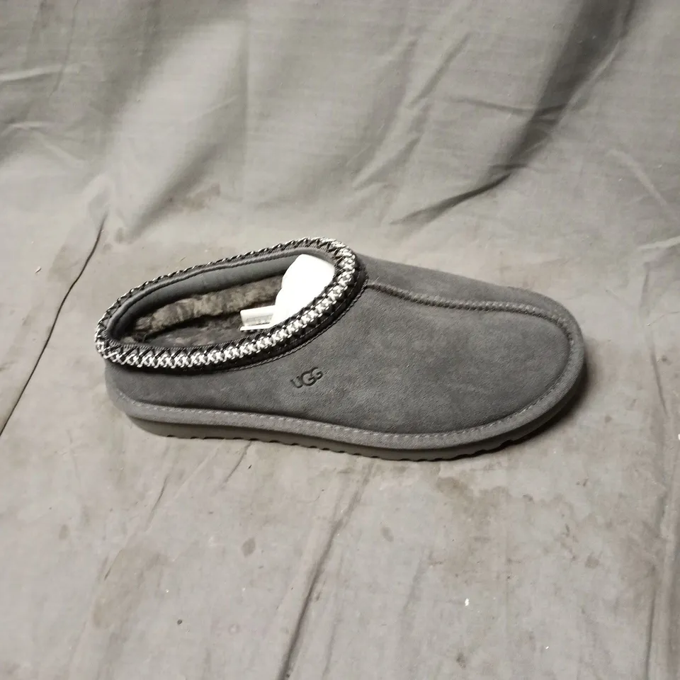 UGG GREY SLIPPERS WITH FAUX FUR LINING SIZE 7