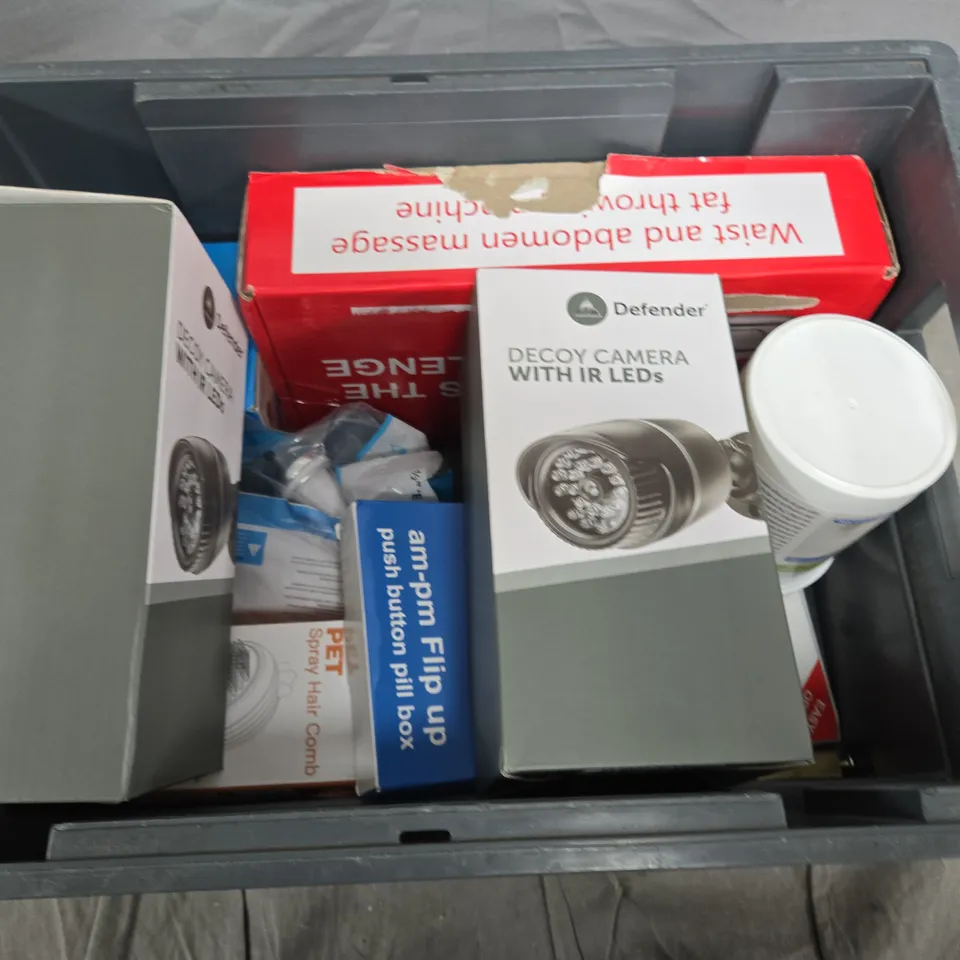 APPROXIMATELY 10 ASSORTED HOUSEHOLD ITEMS 