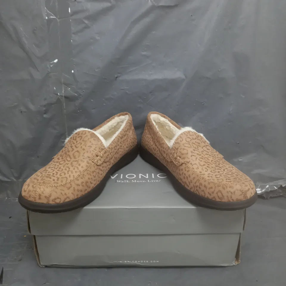 VIONIC FAUX FUR LINED LEOPARD PRINT SLIPPERS SIZE 9