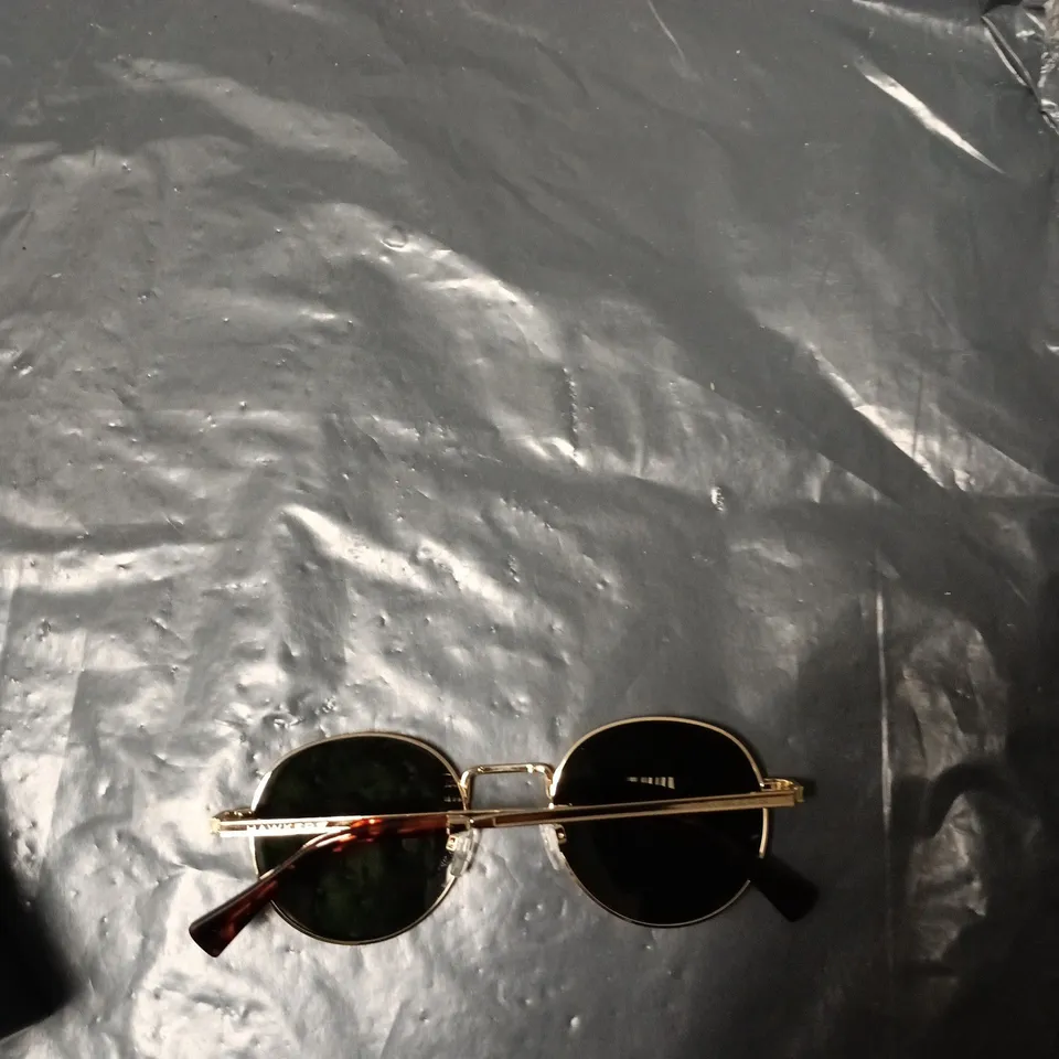 HAWKERS SUNGLASSES – GOLD-TONE OVAL FRAME 