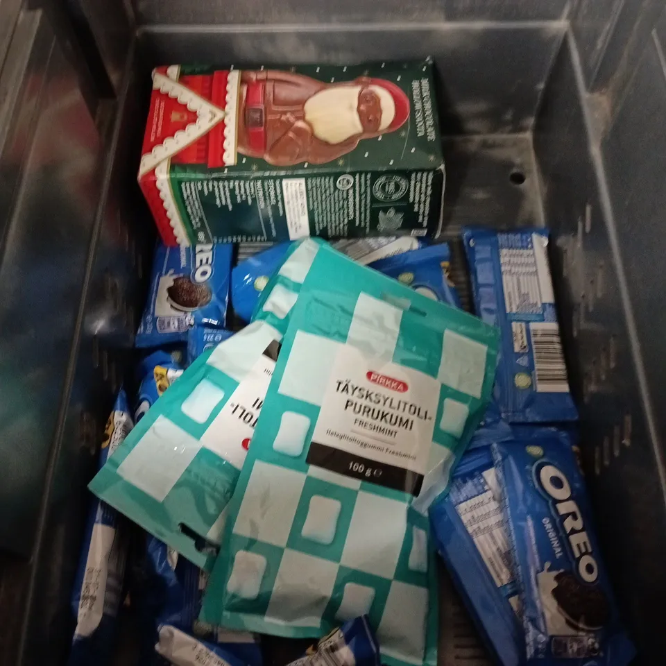 APPROXIMATELY 15 ASSORTED CHOCOLATE AND SWEETS ITEMS TO INCLUDE - M & S COLLECTION LUXURY BISCUITS, CADBURY BOURNVILLE AND PROPER MAPLE BACON CRUNCH CORN