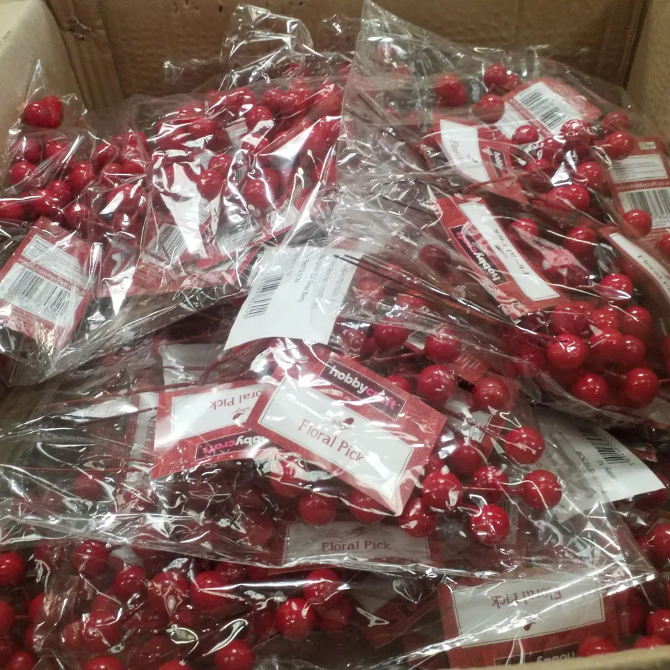 PALLET CONTAINING ASSORTED CHRISTMAS PRODUCTS & DECORATIONS INCLUDING MACHE GINGERBREAD HOUSE, SMALL BERRY FLORAL PICKS & LARGE PINECONES DECORATIONS