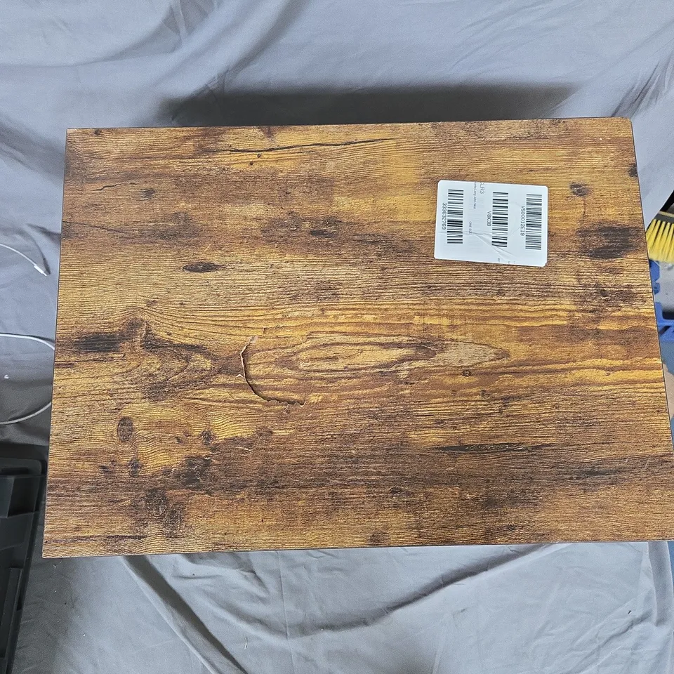 Oak-effect wooden side table with square top