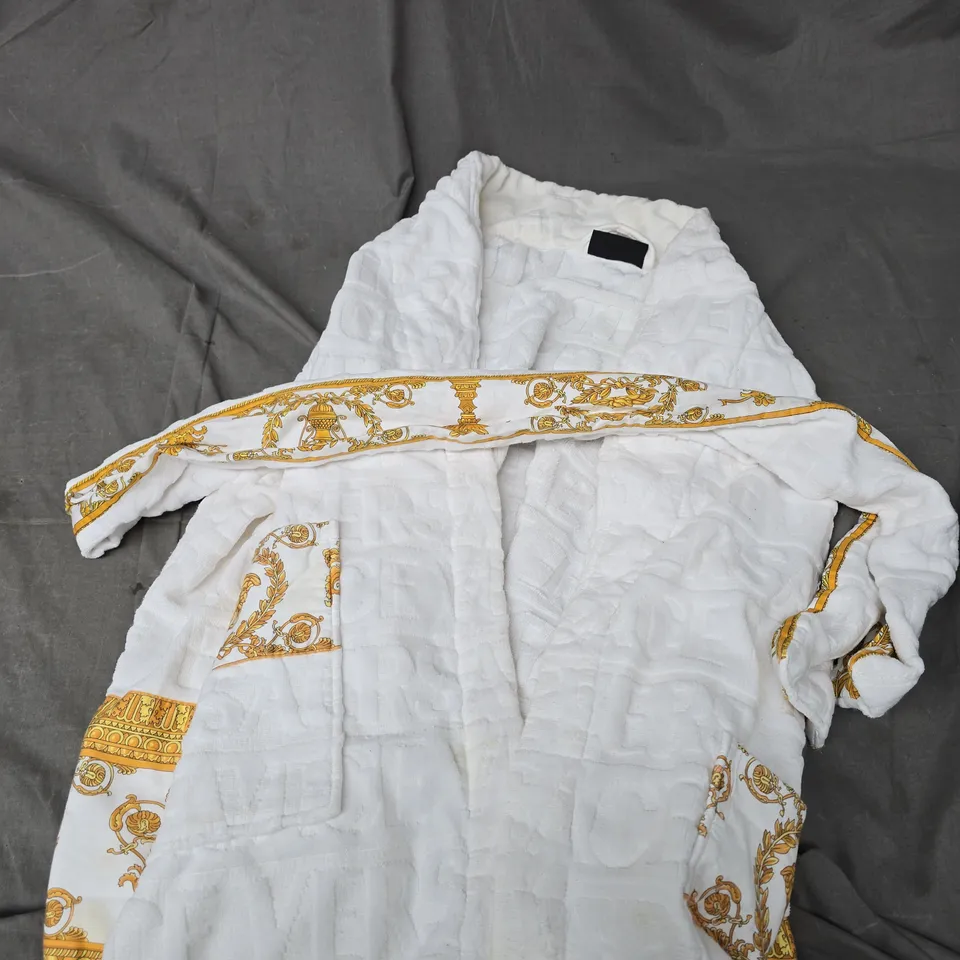 BOXED VERSAGE I LOVE BAROQUE BATHROBE IN WHITE - M