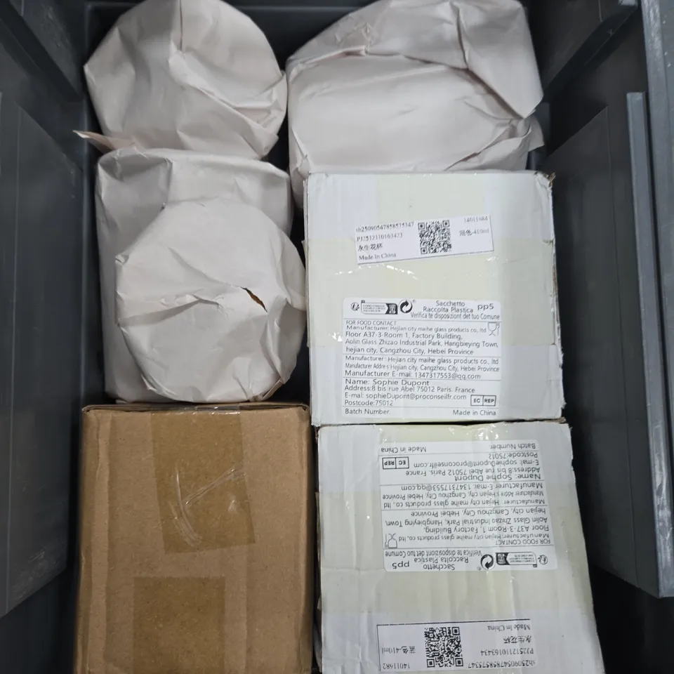 TOTE OF APPROXIMATELY 6 POTTERY ITEMS TO INCLUDE TEA LIGHT HOLDER, MUG AND A SMALL DISH