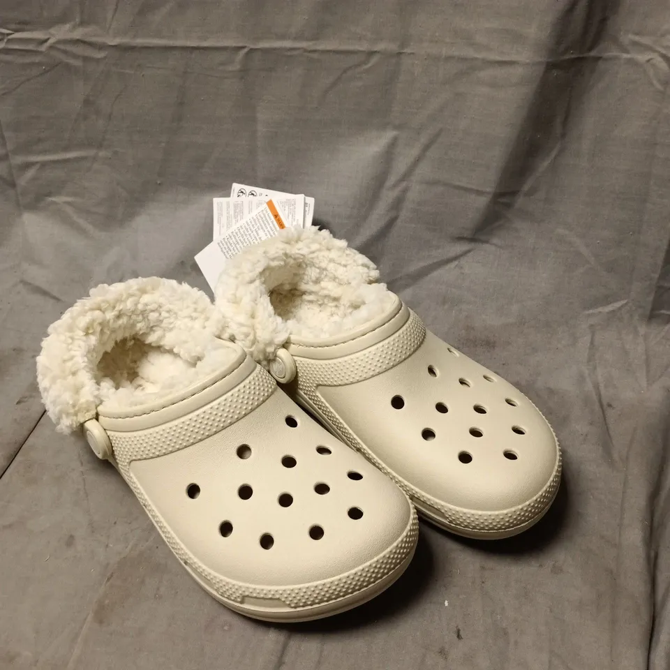 CROCS CLASSIC LINED CLOG – BEIGE/CREAM WITH WHITE FAUX FUR LINING SIZE W7 M8 UNBOXED