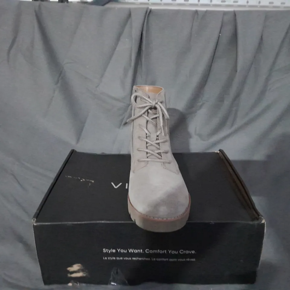 BOXED PAIR OF VIONIC LARSON LACE UP BOOTS SIZE 6.5 