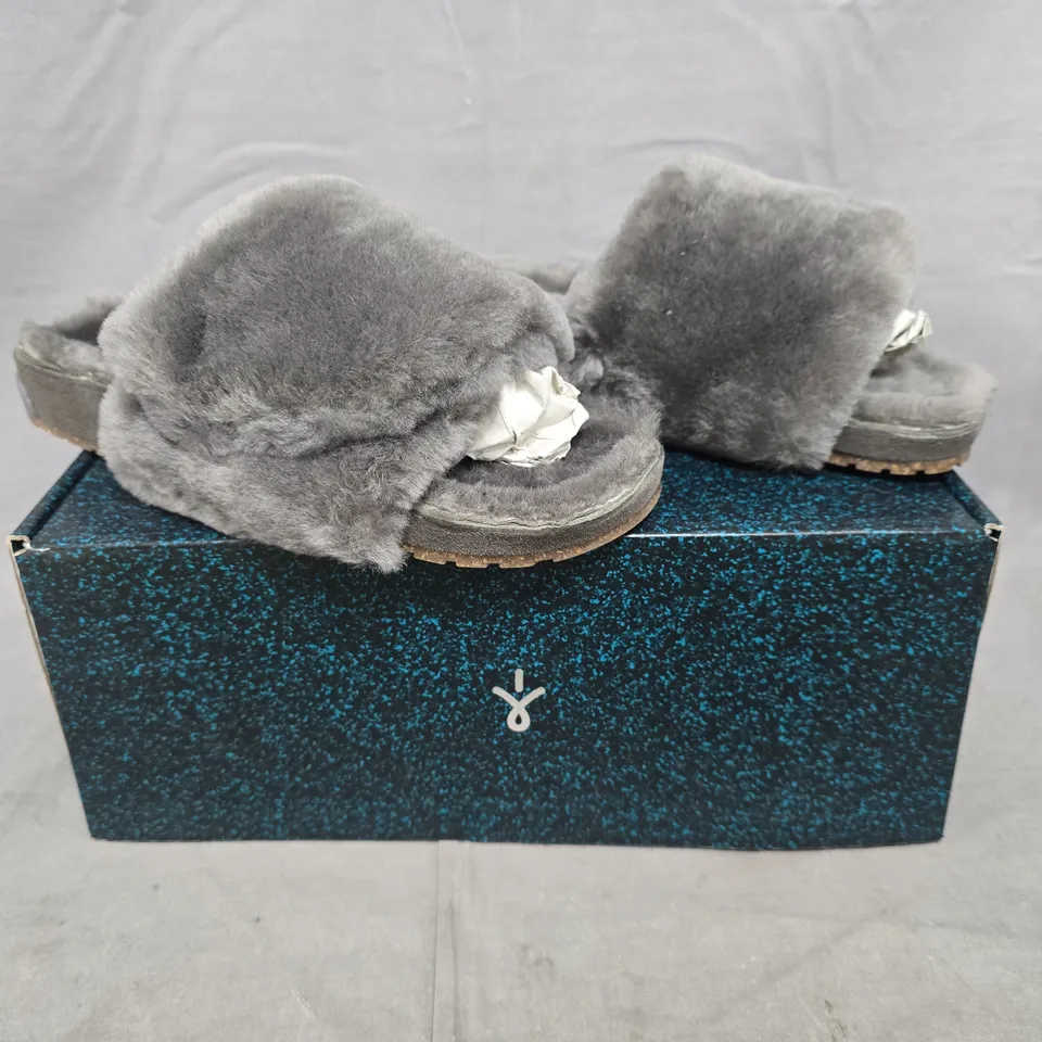 BOXED PAIR OF EMU AUSTRALIA MUSICA SLIPPER SANDALS IN GREY SIZE UK 5