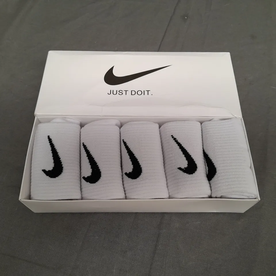 BOXED NIKE JUST DO IT WHITE SOCKS - SIZE UNSPECIFIED 
