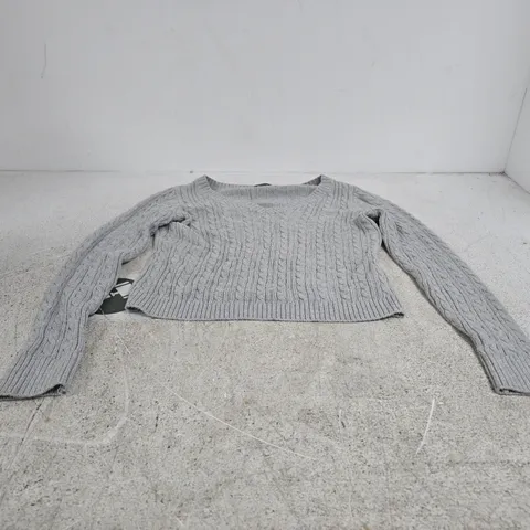 HOLLISTER GREY CABLE-KNIT SWEATER – SIZE L