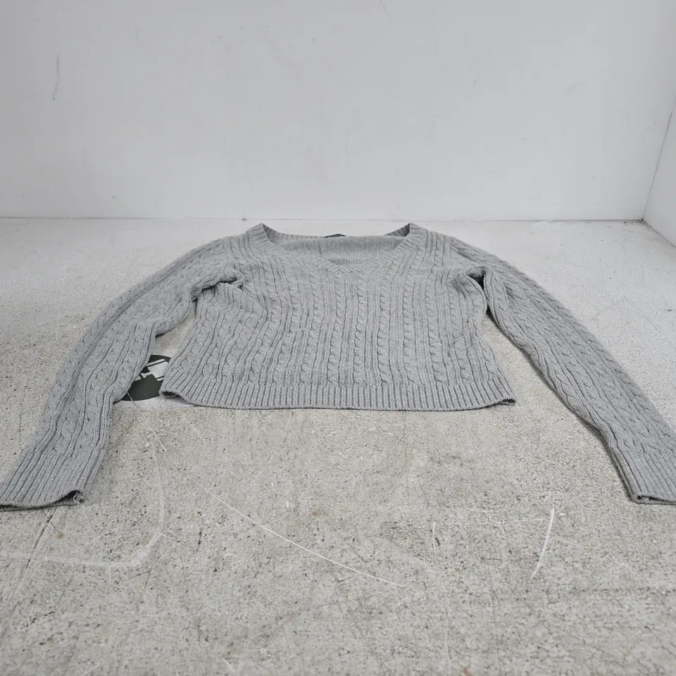 HOLLISTER GREY CABLE-KNIT SWEATER – SIZE L