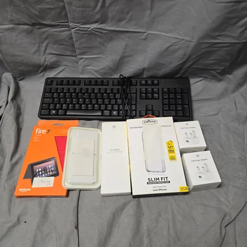 BOX OF APPROX 15 ASSORTED ELECTRICAL ITEMS & ACCESSORIES TO INCLUDE - PHONE CASES - PLUGS - KEYBOARD - ETC