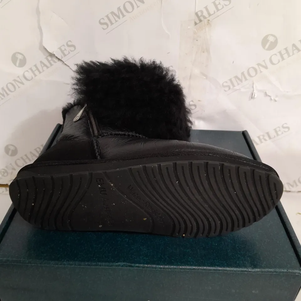 BOXED PAIR OF EMU TEDDY WURREN BOOTS IN BLACK - UK SIZE 6