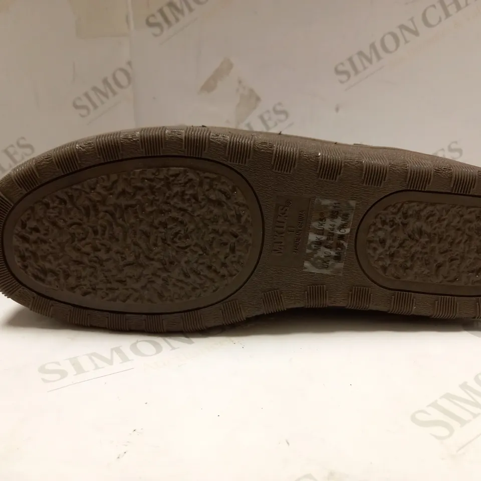 MUK LUKS MENS CHOCOLATE SLIP ON SHOES - SIZE 10.5