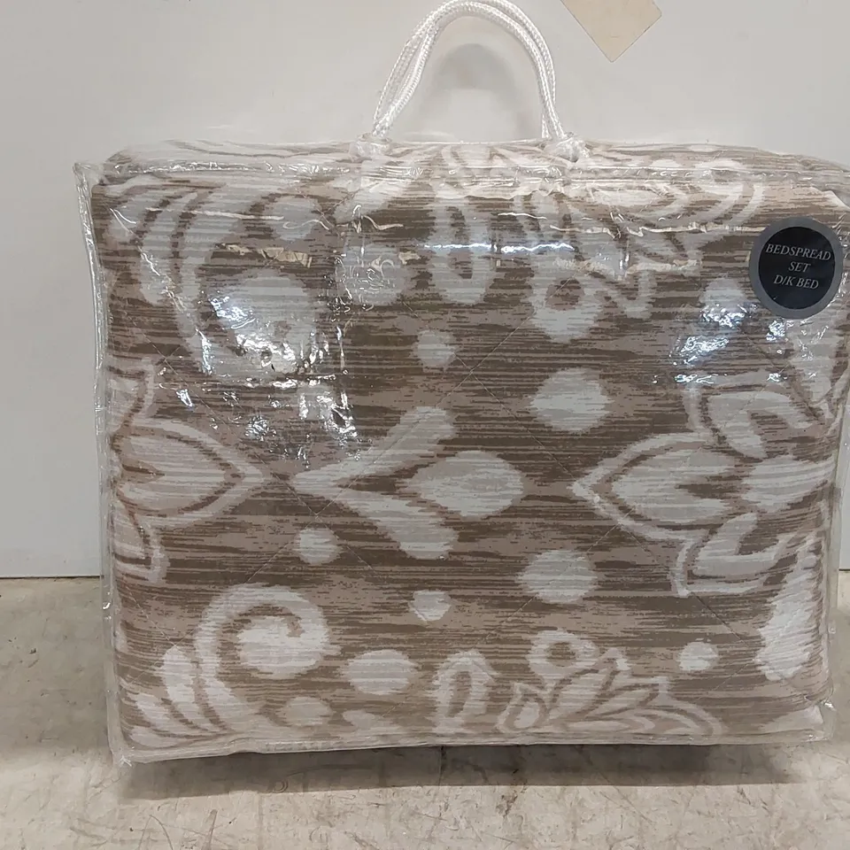 BAGGED ALTIERI MICROFIBER BEDSPREAD SET // 250 X 250CM ROYAL BEIGE (1 ITEM)