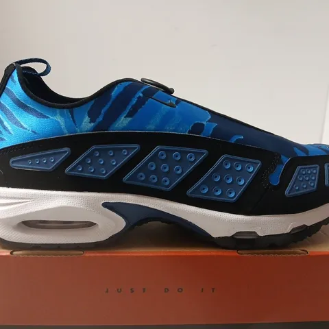 BOXED PAIR OF NIKE AIR MAX SNDR CAMO SNEAKERS –  UK 7.5