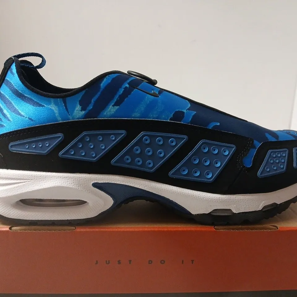 BOXED PAIR OF NIKE AIR MAX SNDR CAMO SNEAKERS –  UK 7.5