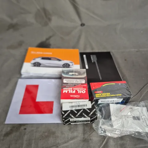 TOTE OF APPROXIMATELY. 15 ASSORTED CAR ITEMS TO INCLUDE CAR BOOKLETS , TOOLS AND OIL CLEANING BRUSHES