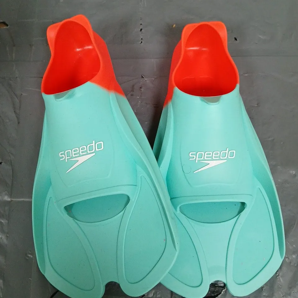 PAIR OF SPEEDO BIOFUSE TRAINING FINS - 4-5